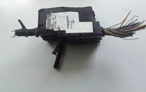 Ford Focus Fuse module AV6T14A142AB