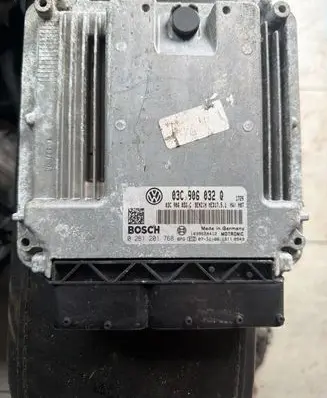 Volkswagen Golf V Engine control unit/module 03C906032Q 0261201768