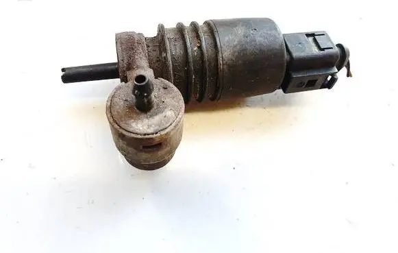 Volkswagen PASSAT B5 Windscreen/windshield washer pump 1j0973722