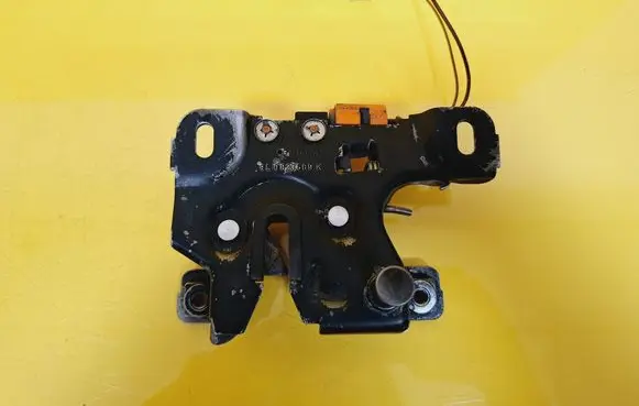 Audi A3 S3 8L Engine bonnet/hood lock/catch 8L0823508K