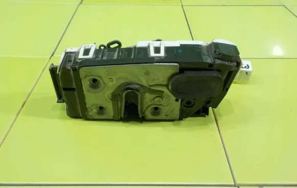 Mercedes-Benz Sprinter W906 Front door lock A9067400935 17AB156