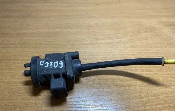 Mercedes-Benz E W210 Turbo solenoid valve 0005450427 C3709