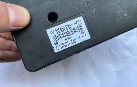 Mercedes-Benz E W211 Central locking vacuum pump A2038000048 2038000048