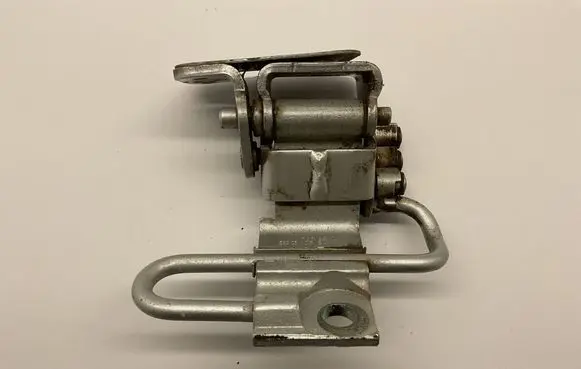 Volkswagen Touareg I Front door lower hinge 7L0831411 ES92505SX
