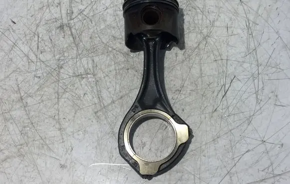 Mercedes-Benz Vito Viano W639 Piston with connecting rod