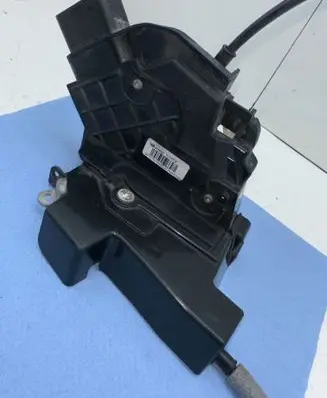 Volvo XC60 Front door lock 30799308 A048069