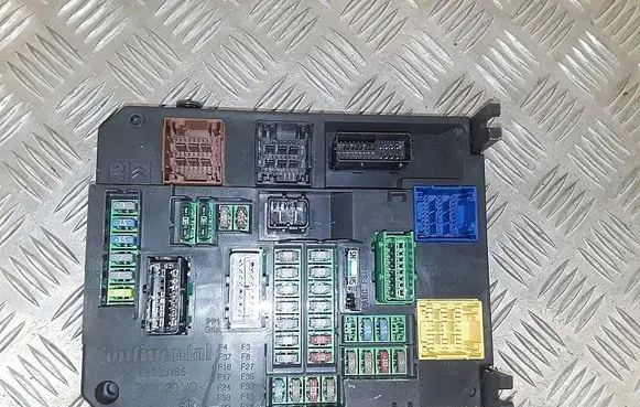 Peugeot 508 Fuse module 9664992380