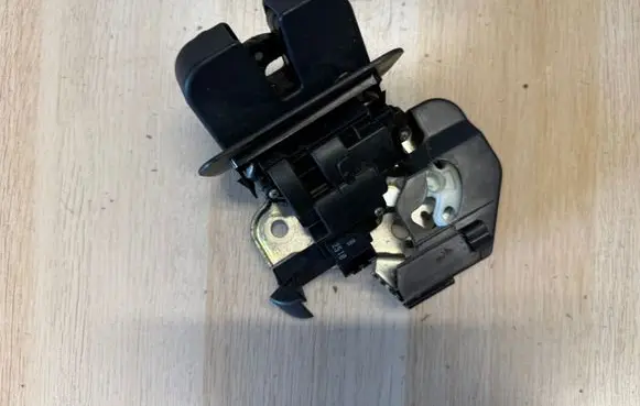 Audi A1 Tailgate/trunk/boot lock/catch/latch 8X0827520