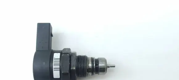 Mercedes-Benz E W211 Fuel pressure regulator A6110780449 0281002494