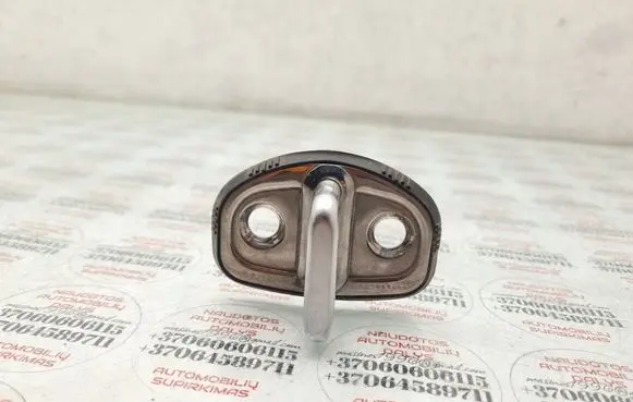 Skoda Octavia Mk2 (1Z) Front door lock loop/hook striker 1Z0837033A