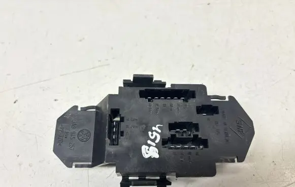Volkswagen PASSAT B4 Tail light bulb cover holder 3A994557