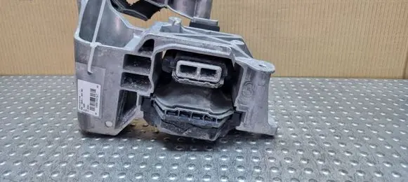 Engine mount vacuum valve