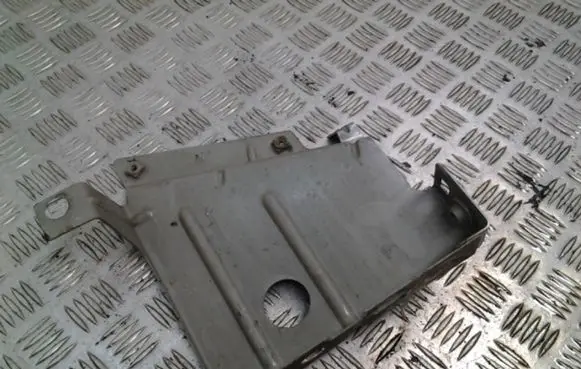 Fender mounting bracket