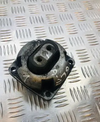 Mercedes-Benz R W251 Engine mount bracket