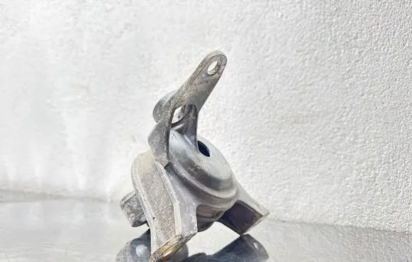 Opel Zafira A Engine mount bracket 90539246