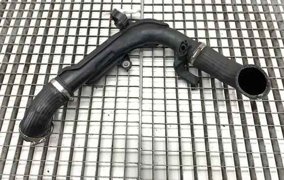 Volkswagen PASSAT B7 Intercooler hose/pipe 