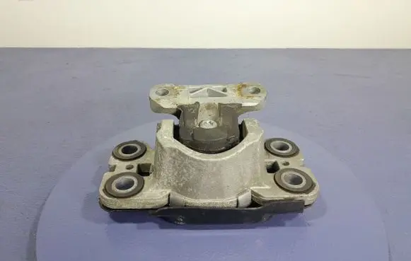 Engine mount vacuum valve