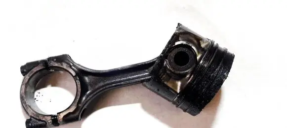 Toyota Avensis T250 Piston with connecting rod