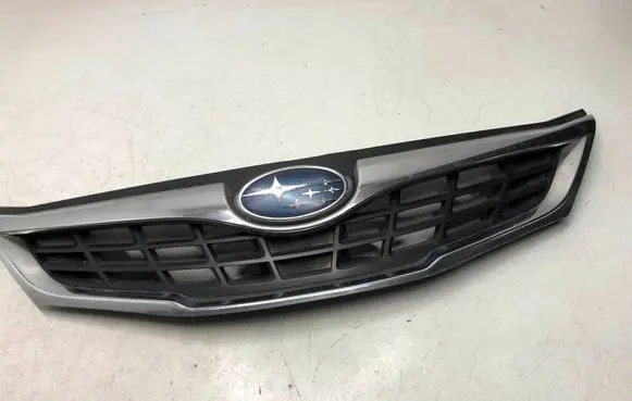 Subaru Impreza III Front bumper upper radiator grill