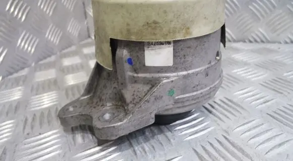 Mercedes-Benz E W213 Engine mounting bracket 