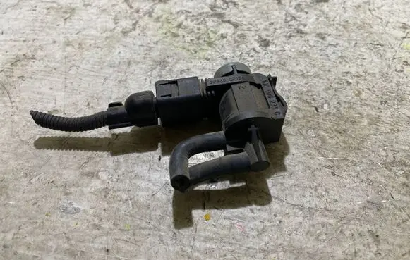 Audi A4 S4 B7 8E 8H Turbo solenoid valve 1J0906283C