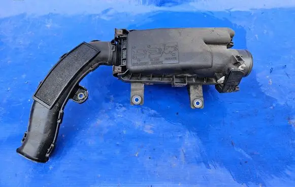 Toyota Verso-S Air filter box 014140-318 17700-47151