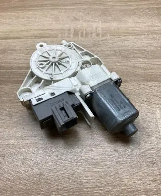 Mitsubishi Eclipse Front door window regulator motor 981138102 0130822304