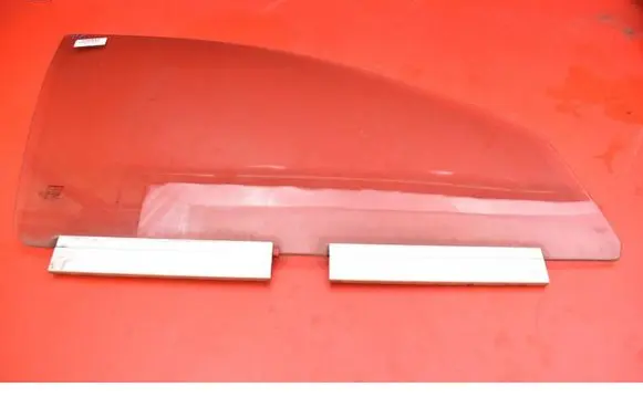 Volvo XC90 Front door window glass four-door
