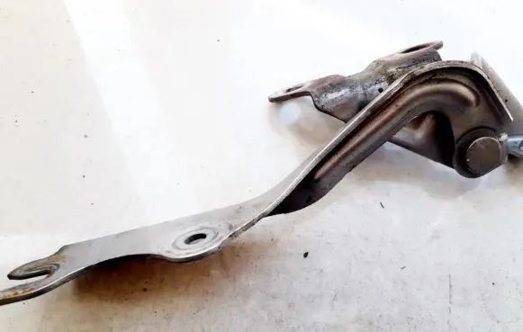 Engine bonnet/hood hinges