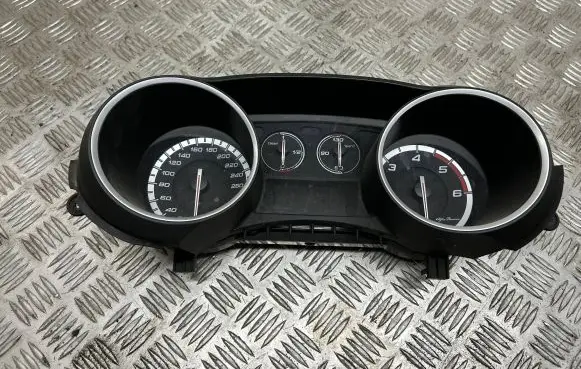 Alfa Romeo Giulietta Speedometer (instrument cluster) 50521957