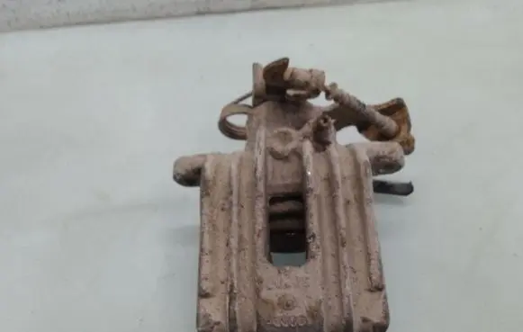 Volkswagen PASSAT B5 Rear brake caliper