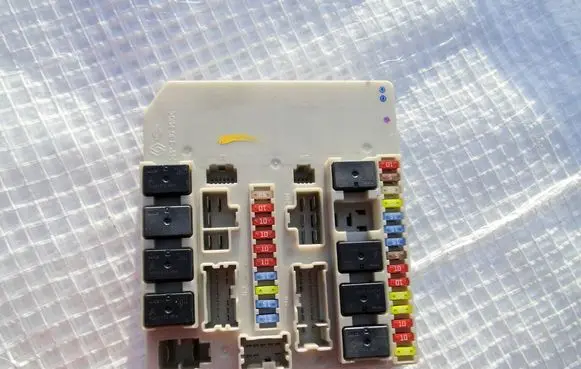 Renault Modus Fuse module 233293D 0418 5J08