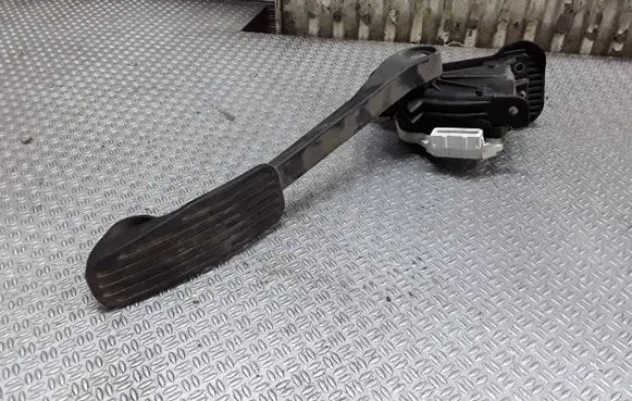 Accelerator throttle pedal