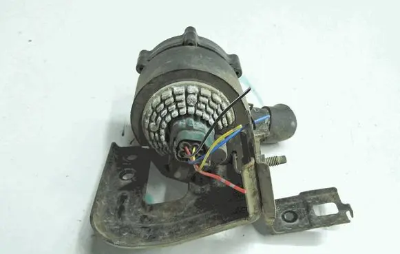 Nissan Leaf I (ZE0) Water pump 