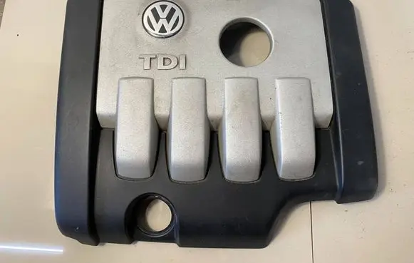 Volkswagen Touran I Engine cover (trim) 03G103925C