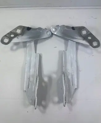Engine bonnet/hood hinges
