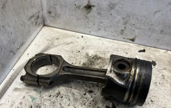 Hyundai Tucson JM Piston with connecting rod