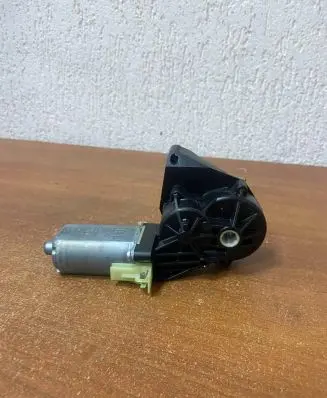 Mercedes-Benz E C207 W207 Seat adjustment motor 0390203331 1559