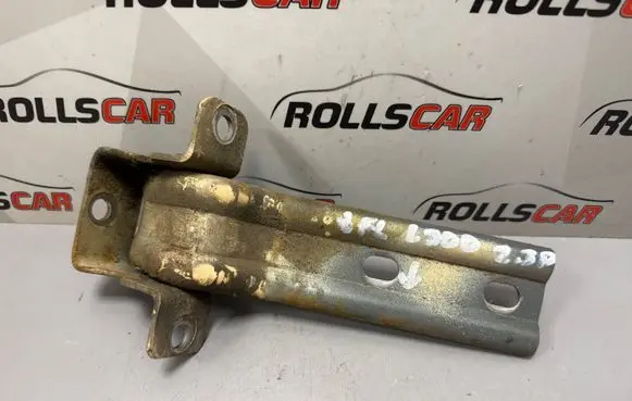 Mitsubishi L300 Front door lower hinge 