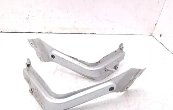 Volkswagen Touran II Fender mounting bracket 1T0821135C 1T0821136C