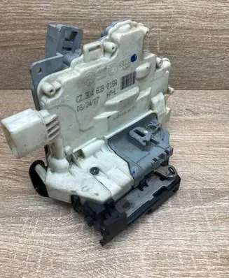 Volkswagen PASSAT B6 Rear door lock 3C4839015A