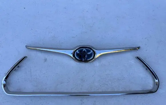 Toyota Highlander XU70 Front bumper upper radiator grill 531010E330