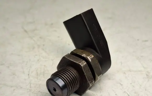 BMW 5 E60 E61 Fuel pressure sensor 0281002497 13537787167