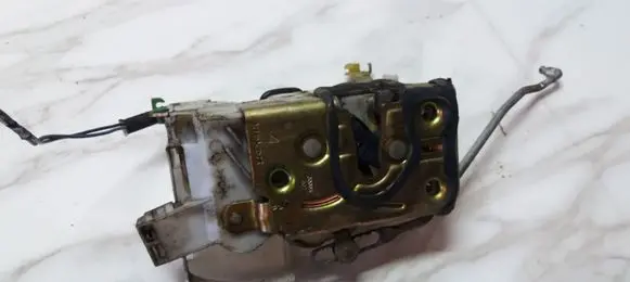 Toyota Avensis T220 Front door lock