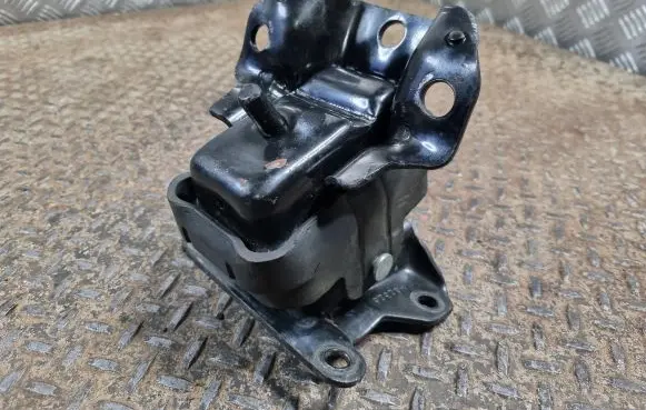 Cadillac Escalade Engine mount bracket