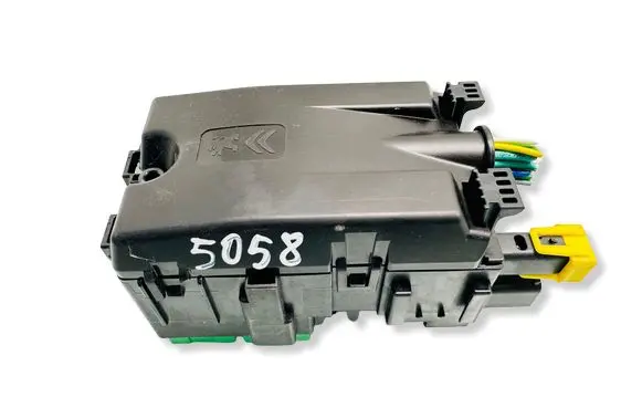 Peugeot Expert Fuse module 9806192580