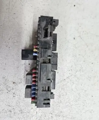 Volkswagen Golf II Fuse module 171941813D
