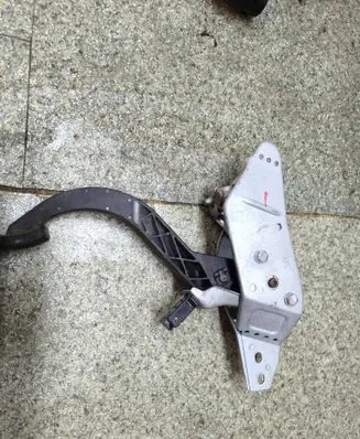Opel Astra G Clutch pedal 90590574 L001100400