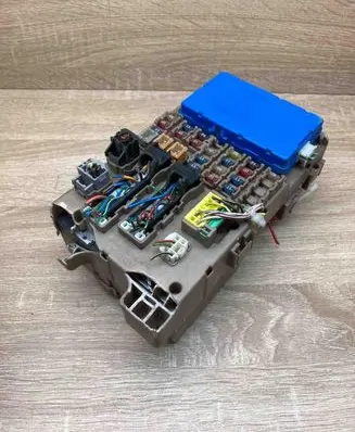 Toyota Corolla E120 E130 Fuse module 8264102040 MB2323008520