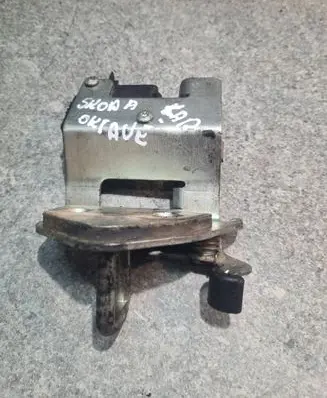 Skoda Octavia Mk2 (1Z) Loading door lock loop/hook striker 806615